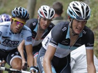 Andy Schleck (vpravo) so svojím bratom Andym vedľa Alberta Contadora.