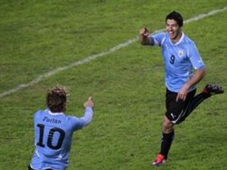 Luis Suarez oslavuje jeden zo svojich dvoch gólov s Diegom Forlanom.