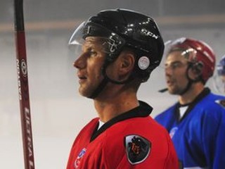 Pre 36-ročného Martina Štrbáka, ktorý odohral v reprezentácii Slovenska rekordných 162 zápasov, je HC Lev Poprad v kariére už osemnástym klubom. V minulej sezóne hral za Dinamo Moskva.
