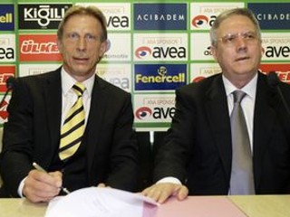 Aziz Yildirim (vpravo).