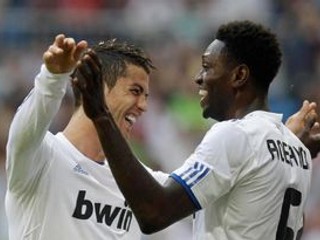 C. Ronaldo (vľavo) a Adebayor