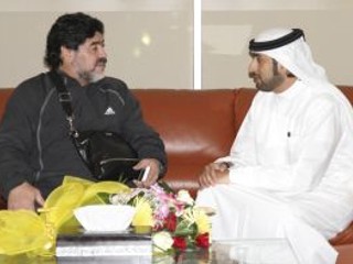 Diego Maradona (vľavo) na stretnutí s prezidentom Al-Wasl Marwanom bin Bayatom.