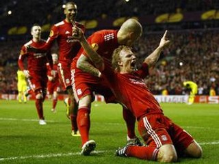 Strelec rozhodujúceho gólu Liverpoolu Dirk Kuyt (v popredí) sa teší z gólu so spoluhráčom Martinom Škrtelom.