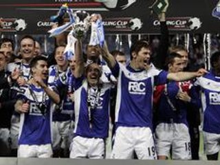 Futbalisti Birminghamu s trofejou z Carling Cupu.