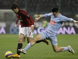 Milánčan Pato (vľavo) bol najlepším hráčom zápasu proti SSC Neapol. Na snímke ho márne bráni Hamšík.