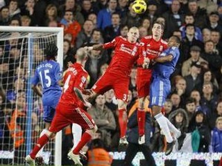 Martin Škrtel v hlavičkovom súboji v zápase proti Chelsea.