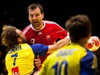 Daniel Valo bránený Švédom Jernemyrom.