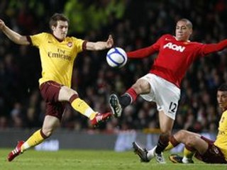 Aaron Ramsey (vľavo) z Arsenalu v súboji s Chrisom Smallingom z Manchestru United.