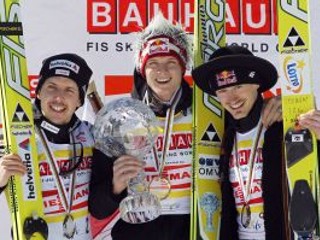 Thomas Morgenstern (v strede), Simon Ammann (vľavo) a Adam Malysz