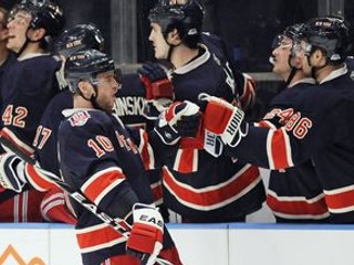 Marián Gáborík oslavuje so spoluhráčmi z Rangers svoj gól.