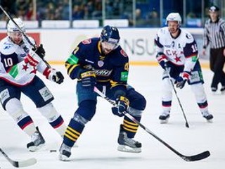 Prešovský rodák Jaroslav Obšut (v tmavom) vymenil v kariére 18 zahraničných klubov, vyskúšal si NHL, Slovensko reprezentoval na majstrovstvách sveta 2005 a 2009.
