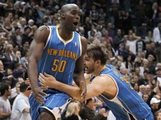 Emeke Okafor trafil na konci štvrtej štvrtiny zápasu s Utahom neuveriteľnú strelu.