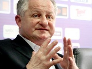 Július Šupler má titul s Duklou Trenčín vo federálnej lige 1992, Slovan Bratislava priviedol o 11 rokov k prvenstvu v extralige a ako jeden z mála slovenských trénerov sa dokázal presadiť aj v zahraničí. Perfektne hovorí po rusky, od budúcej sezóny bude n