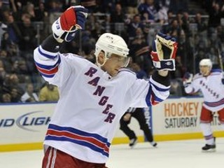 Marián Gáborík si v zápase s Islanders pripísal asistenciu, ale jeho tím Rangers prehral s mestským rivalom 2:6.