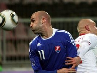 Róbert Vittek (vľavo) v priateľskom zápase Slovenska s Dánskom.