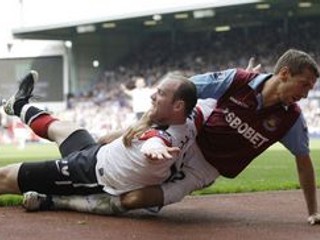 Gary O'Neil (vpravo) z West Hamu United a Wayne Rooney.