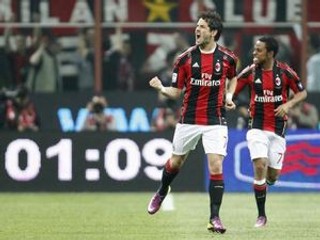 Brazílčan Pato oslavuje jeden zo svojcih dvoch gólov.