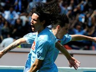 Marek Hamšík (v pozadí) a Edinson Cavani, ktorý strelil Laziu tri góly.