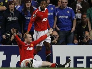 Wayne Rooney (dole) rozhodol o víťazstve Man Utd na Stamford bridge.