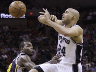 Richard Jefferson (24) zo San Antonia Spurs bránený Paulom Millsapom z Utahu Jazz.