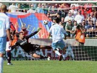 Marek Hamšík strieľa gól z penalty.