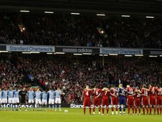 Hráči Manchestru City a Liverpoolu pred pondelňajším zápasom.