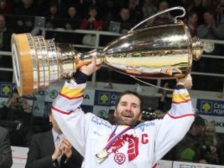Kapitán Třinca Radek Bonk z majstrovskou trofejou.
