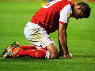 Sklamanie Rodriga Limu zo Sportingu Braga po nepremenenej gólovej šanci. Jeho tím vďaka gólu u súpera postúpil ďalej v Európskej lige.
