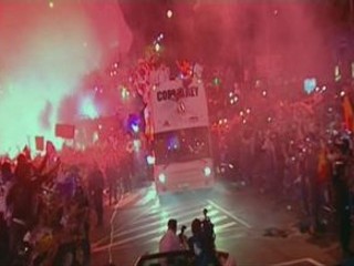 Autobusu Realu a padajúca trofej.