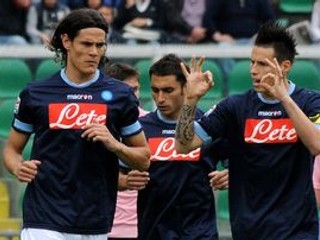 Edinson Cavani (vľavo) otváral skóre duelu s Palermom už v 2. minúte. Neapol napriek tomu zápas prehral 1:2.