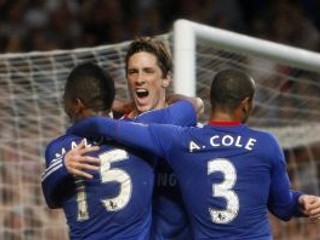 Fernando Torres (v strede)