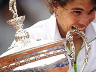 Rafael Nadal s trofejou z Barcelony.