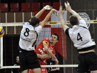 Milan Lízala smečuje v drese extraligového Trenčína.