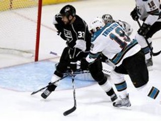 Center San Jose Joe Thornton strieľa víťazný gól série proti Los Angeles.