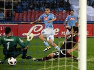 Marek Hamšík strieľa víťazný gól Neapola