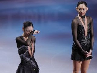Kim Ju Na (vľavo) a víťazka majstrovstiev sveta Miki Andová pri odovzdávaní medailí.