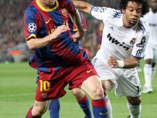 Messi v súboji s Marcelom.