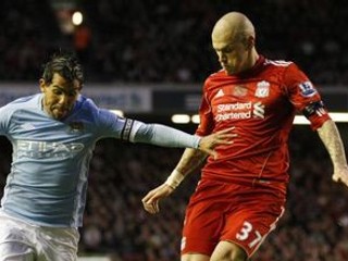 Martin Škrtel (v červenom)