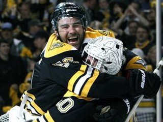 Obranca Bostonu Johnny Boychuk a brankár Tim Thomas.