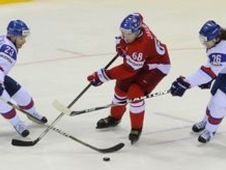 Michal Handzuš (vpravo) a Ľuboš Bartečko sa snažia ubrániť Jaromíra Jágra.