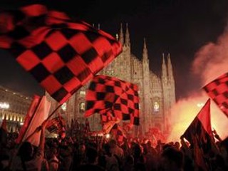 Fanúšikovia AC Miláno oslavujú zisk 18. majstrovského titulu v talianskej Serie A pred gotickou katedrálou v Miláne.