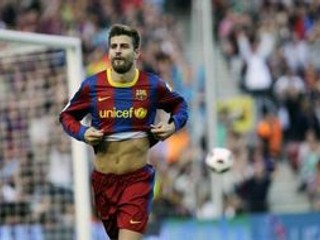 Gérard Piqué oslavuje svoj gól.