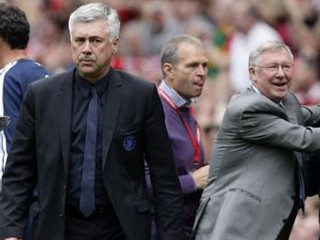 Carlo Ancelotti (vľavo) a tréner Manchestru United Alex Ferguson.