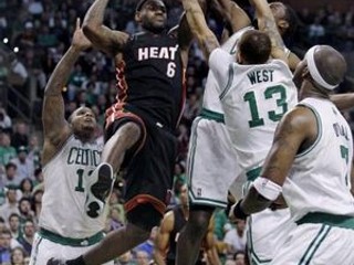 LeBron James je s Miami blízko k vyradeniu Bostonu.