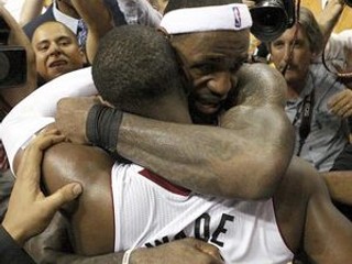 LeBron James a Dwyane Wade sa tešia z postupu