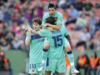 Messi (vľavo), Villa a Keita oslavujú titul.