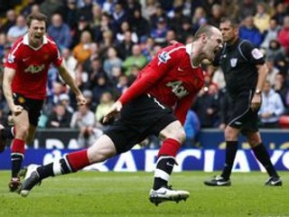 Wayne Rooney oslavuje gól, ktorý Manchestru zabezpečil 19. titul.