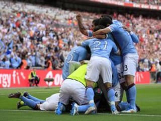 Futbalisti Manchestru City oslavujú gól do siete Stoke City.