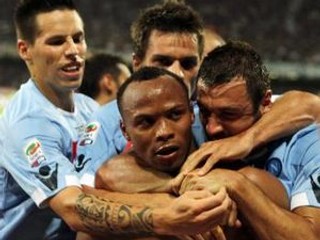 Hráč Neapola Juan Camilo Zuniga (v strede) oslavuje so svojimi spoluhráčmi gól do bránky Interu Miláno vo futbalovom zápase talianskej ligy Serie A v Neapole 15. mája 2011. Vľavo Slovák Marek Hamšík.
