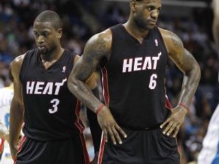 LeBron James (6) a Dwyane Wade (3) tentoraz Miami k víťazstvu nepriviedli.